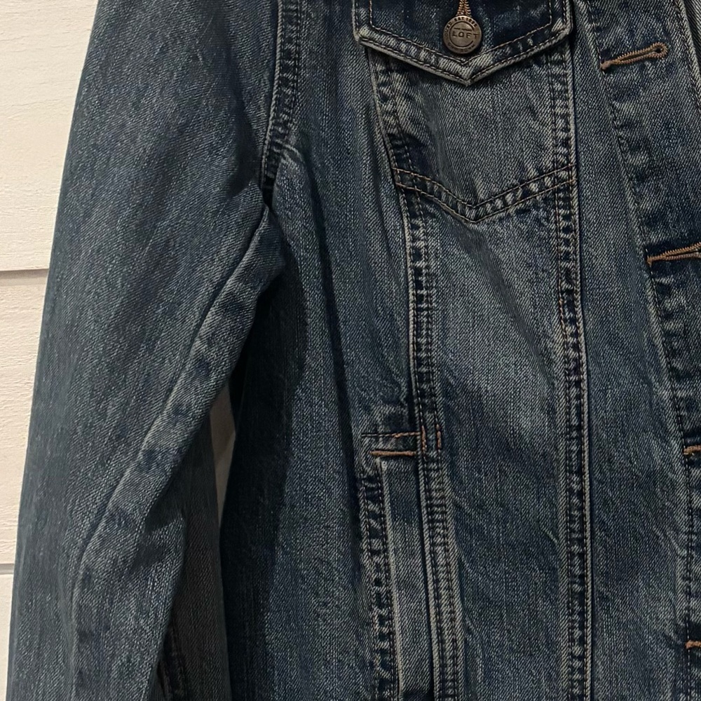 LOFT Classic Denim Jean Jacket in size medium. Great condition! - Picture 9 of 12